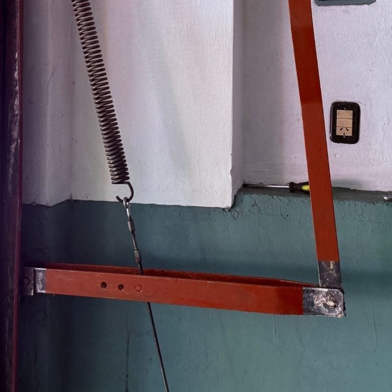 Restauración de portón levadizo con resorte. Rectificación de los brazos de empuje para optimizar el funcionamiento del resorte. Trabajo realizado por HERREELEC.